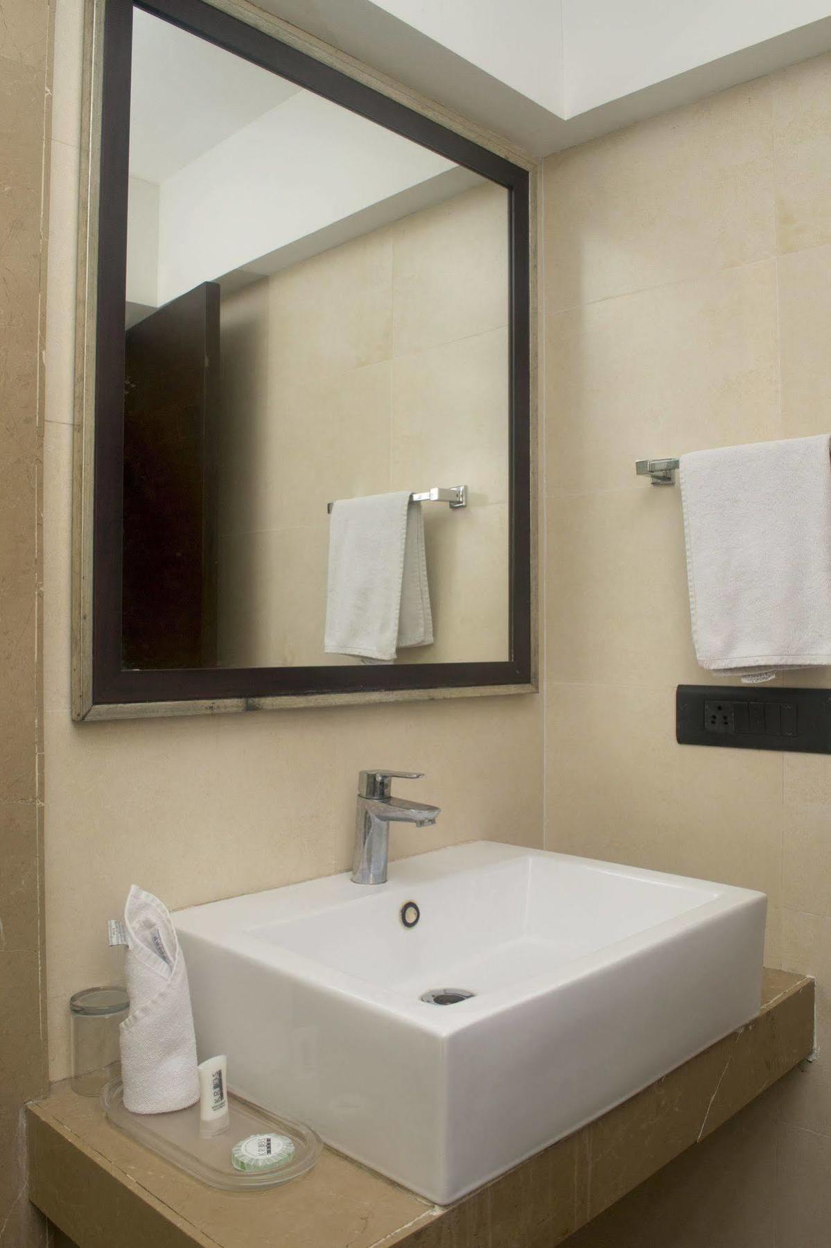 Oyo 1545 Hotel Shivani International Ahmedabad Esterno foto